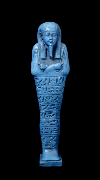 Le Crépuscule des pharaons : Ouchebti de Psammétique fils de Sébakhérit,  XXVIe dynastie, faïence égyptienne bleue, 18, 5 cm (H) x 5,5 cm (L) x 3,5 cm (P), British Museum, Londres.  © The Trustees of the British Museum 